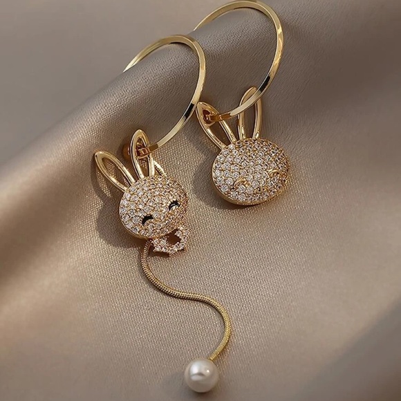 🐇 Adorable Mismatched Bunny Rabbit Faux Pearl Rhinestone Hoops 🐰 - Picture 2 of 3